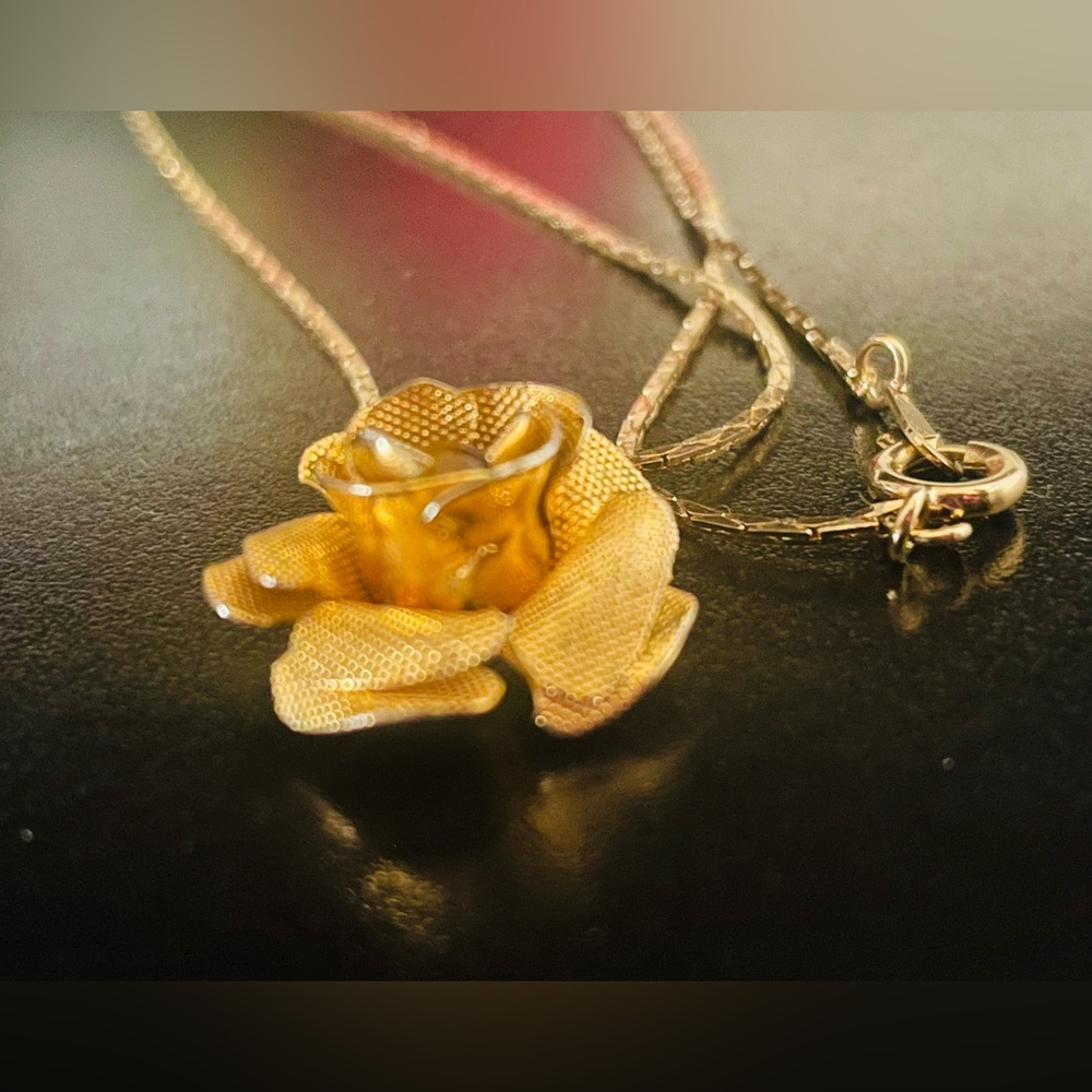 Vintage Gold Tone Floral Rose Pendant Necklace - Picture 7 of 13